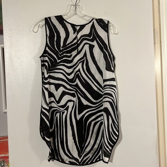 Vince Camuto sleeveless flowy satin top - Picture 5 of 9